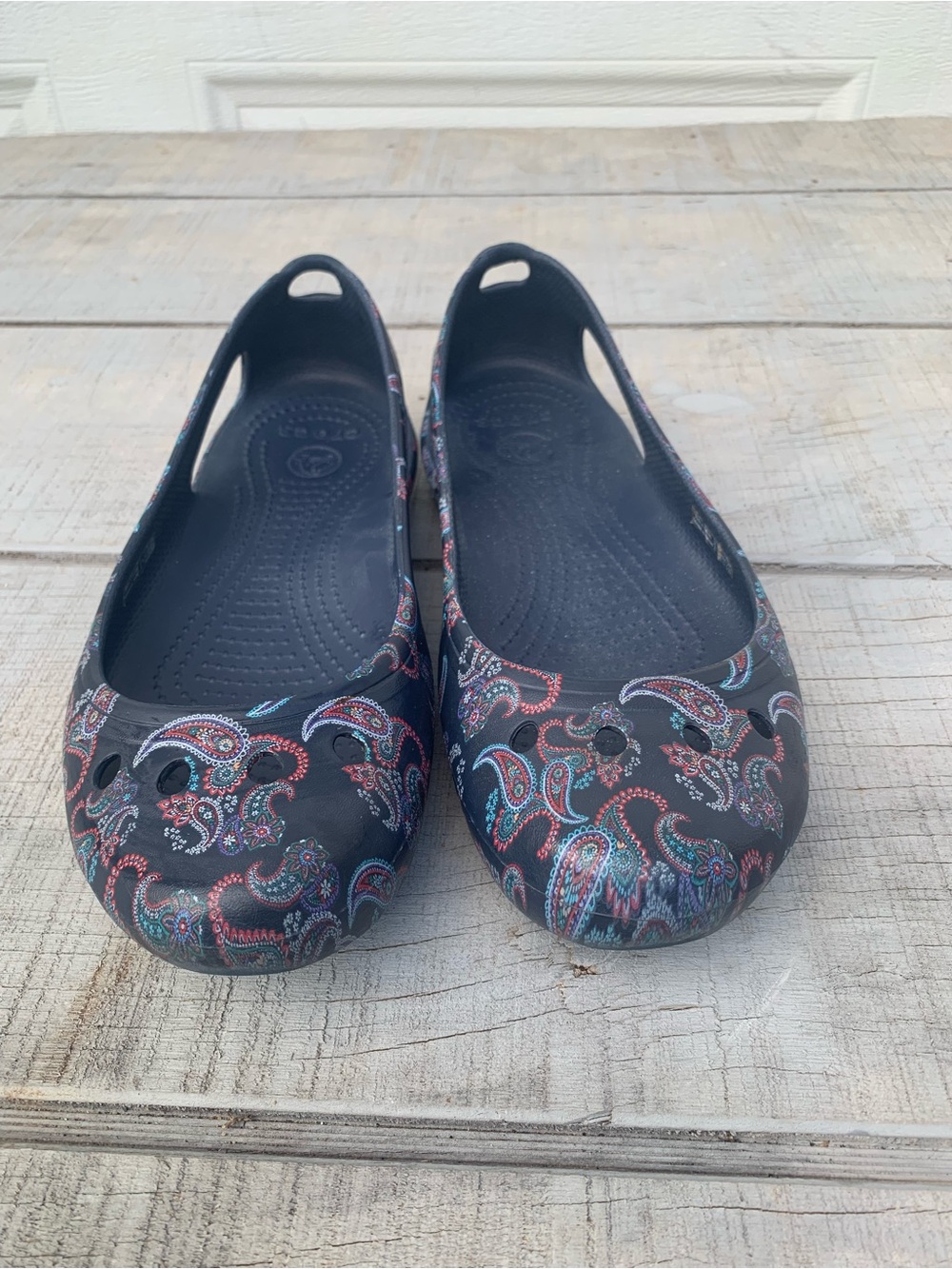 Crocs Women's Kadee Florals Flats Paisley Floral Navy Size 9 Casual Comfy Summer - Picture 3 of 9